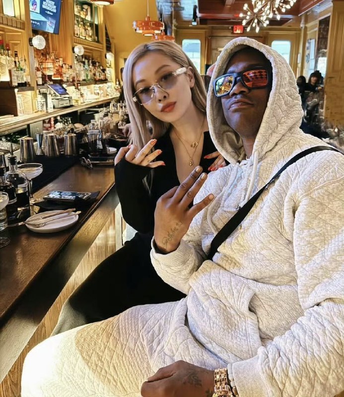 48岁的篮球巨星马布里正式官宣再婚，新娘是41岁的武汉歌手汪妤凌，成为地道的武汉女婿