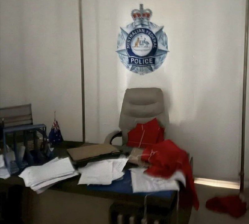 #泰国 边境电诈窝点竟发现“多国警察局”！泰国军方在今日在素林府——泰国军警在素林府甲春县的崇宗-奥斯马赫永久边境口岸进行电诈窝点检查时，发现大量布置成其他国家警察局和政府机构模样的房间