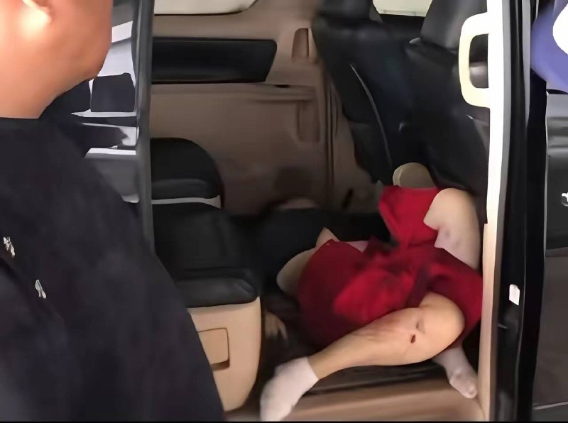 西港凌晨惨剧！中国女子被撞飞5米，不幸身亡柬单网报道，8月6日凌晨4时45分左右，西港第3分区发生一起交通事故，一名中国籍女子被车辆撞伤后，因伤势过重，经抢救无效不幸身亡