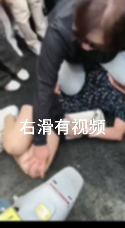 光天化日闹市扒裤！保定高阳这起恶性事件，官方回应的“时间差”耐人寻味！正文：8月29日中午，河北保定高阳县正信楼门口上演了令人瞠目结舌的一幕