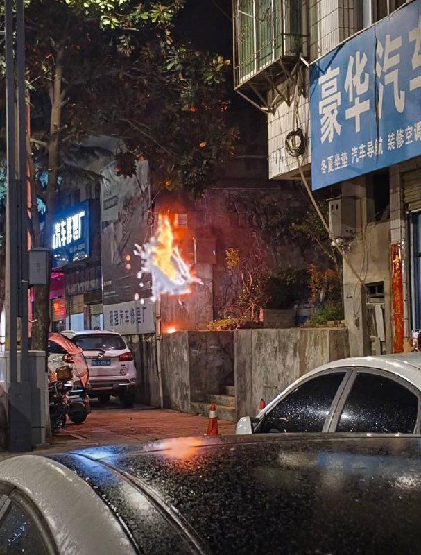 4月13日晚，广西南宁琅东深夜突发煤气爆炸，人烧成火球感谢 Group  投稿！4月13日晚，广西南宁琅东深夜突发煤气爆炸，人烧成火球感谢 Group  投稿！