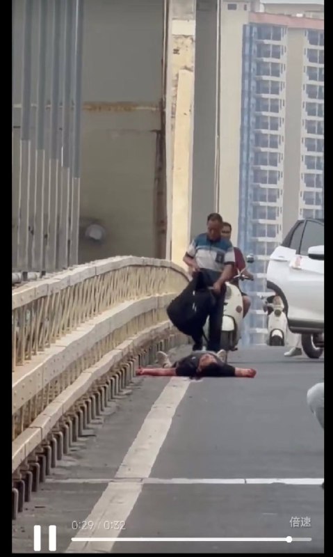 4月21日，广西南宁西明桥发生砍人事件，一男子被抹脖子😱感谢 Group  投稿！4月21日，广西南宁西明桥发生砍人事件，一男子被抹脖子😱感谢 Group  投稿！