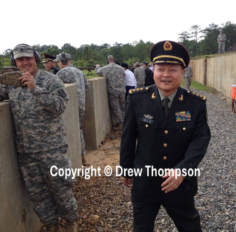 原来张又侠真的是汉奸，证据就是他和美国鬼在一起的时候很满足很温暖的笑容一副欲求不满的样子