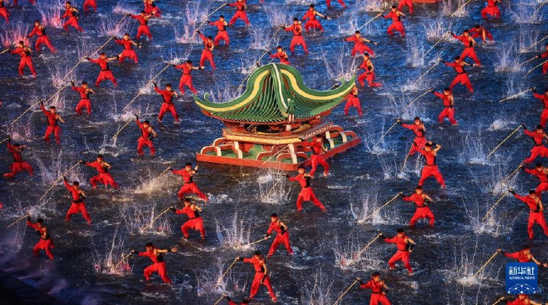 中国全国运动会开幕式的盛况丝毫不逊于奥运会，亮点包括从海底取出火炬、“飞翔”的海豚和敲钟的人形机器人#外国网民感叹太美了，太壮观了，不愧是世界之巅
