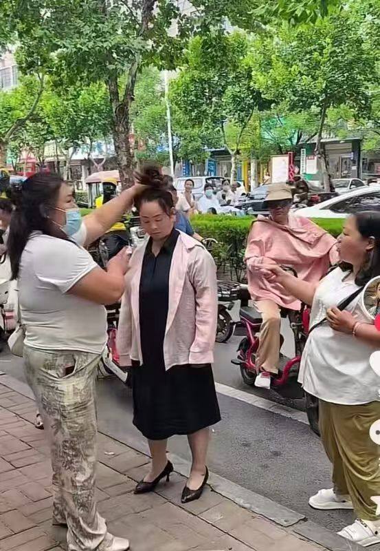 阳城公园原配抓小三感谢家人们投稿！阳城公园原配抓小三感谢家人们投稿！