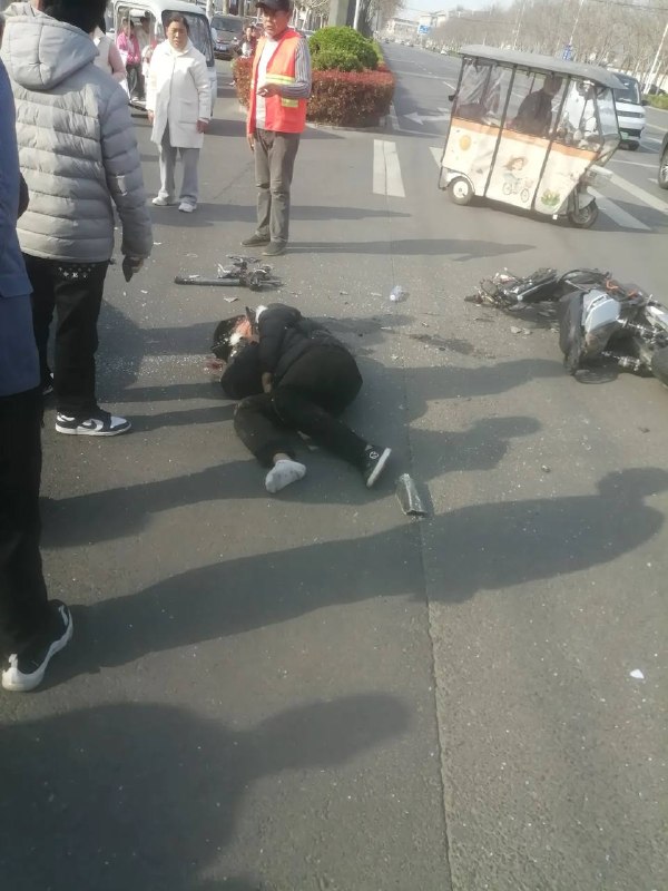 3月22日，河南李多楼路口车祸，一死一伤！感谢 Group  投稿！3月22日，河南李多楼路口车祸，一死一伤！感谢 Group  投稿！