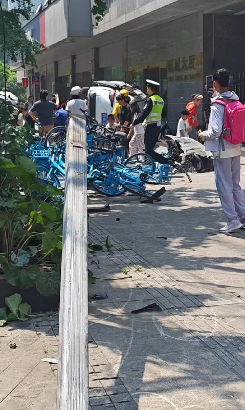 4月25，中午，成都顺城大街...网友发布，只希望人能平安，一切都以官方报道为准