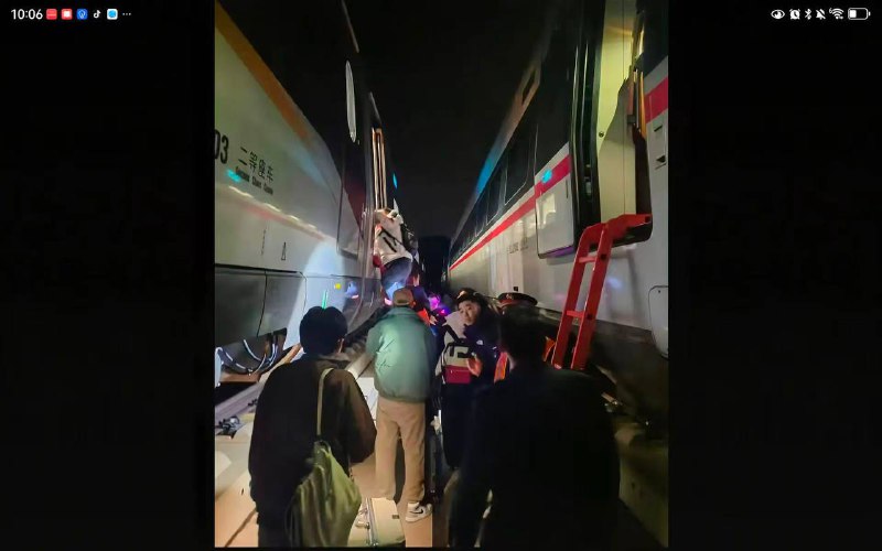 今天17时左右，京哈高铁承德县北站至牛河梁站间突发接触网故障，G178次旅客安全转移感谢家人们投稿！今天17时左右，京哈高铁承德县北站至牛河梁站间突发接触网故障，G178次旅客安全转移感谢家人们投稿！