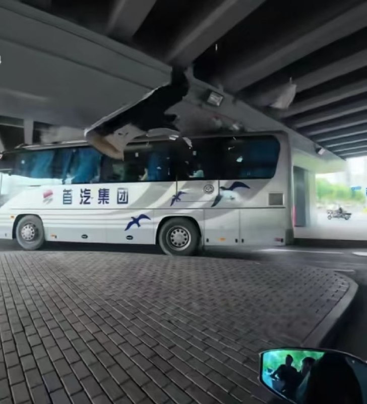 不愧是国企底气就是足，出了事故扬长而去！2026年6月26下午，北京四环望京桥下，首汽集团大巴车撞桥后扬长而去！任由残渣碎片散落一地！感谢家人们投稿！不愧是国企底气就是足，出了事故扬长而去！2026年6月26下午，北京四环望京桥下，首汽集团大巴车撞桥后扬长而去！任由残渣碎片散落一地！感谢家人们投稿！