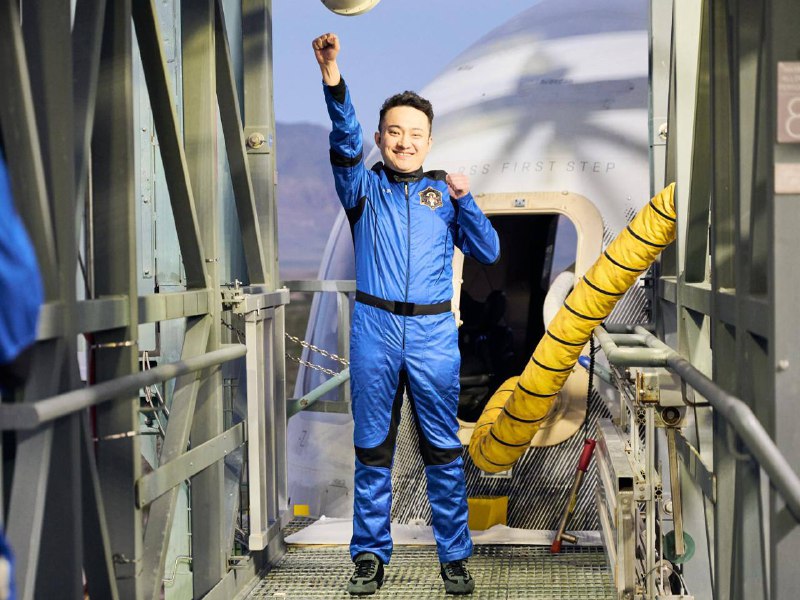 孙宇晨 要坐贝佐斯旗下蓝色起源 #火箭 上 太空 休息训练舱内挂 中国 国旗 🇨🇳蓝色起源特别指出，孙宇晨通过2021年2800万美元的竞标赢得了新谢泼德号的首个座位