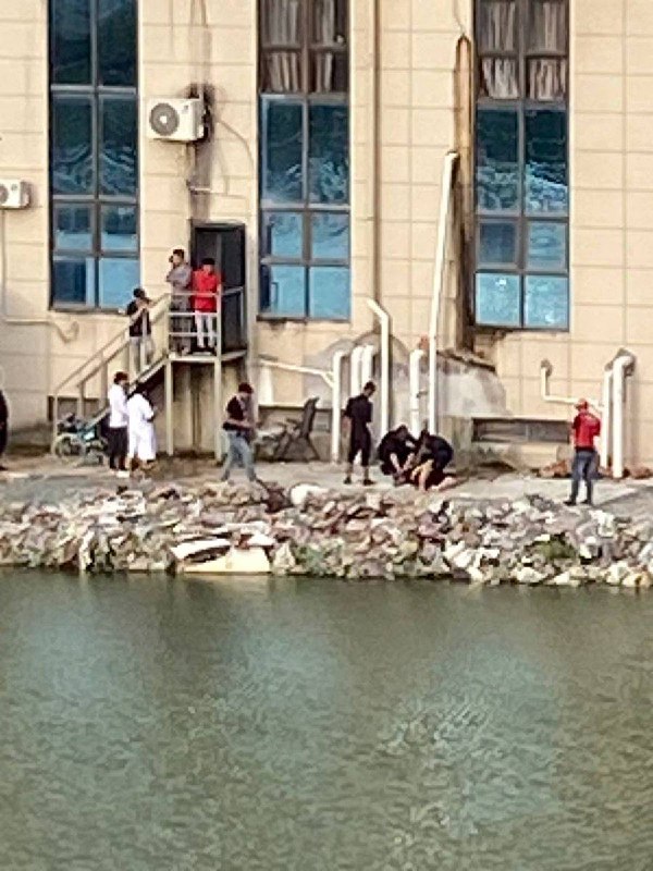 【西港一中国男子坠楼，多人被带走】8月25日下午5点左右，一名中国男子从西港“星都汇”酒店楼上坠落，多名中国人随后被西港宪兵带走，现场吸引大量民众围观
