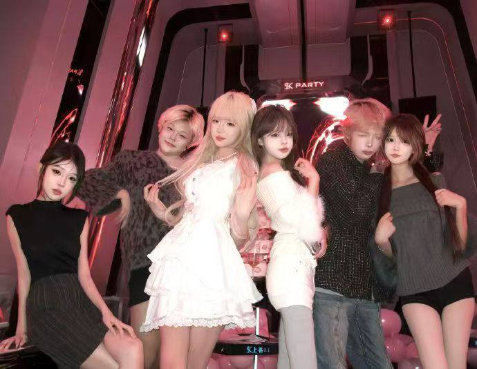 热传网红“夜巴黎”逼迫未成年进鱼缸感谢家人们投稿！热传网红“夜巴黎”逼迫未成年进鱼缸感谢家人们投稿！