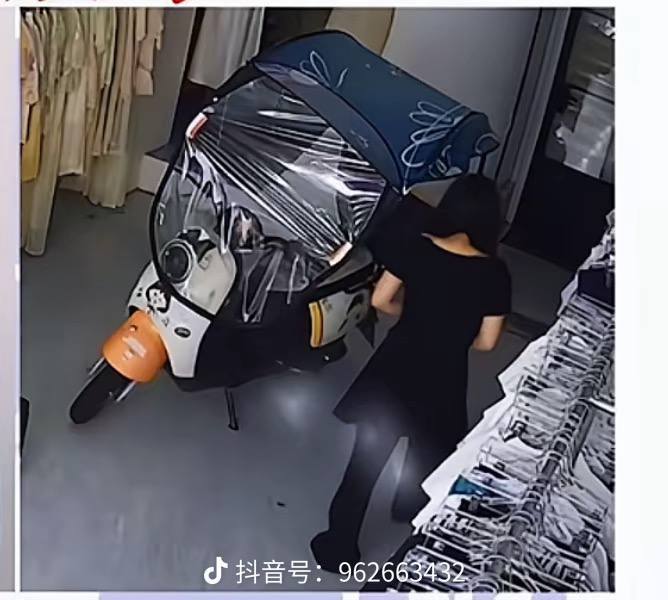 汕头潮阳 一女装店老板娘因负债 写遗书跳河 #自杀 有什么想不开的 活着就是最大的希望🙏🙏🙏 #吃瓜感谢家人们投稿！汕头潮阳 一女装店老板娘因负债 写遗书跳河 #自杀 有什么想不开的 活着就是最大的希望🙏🙏🙏 #吃瓜感谢家人们投稿！