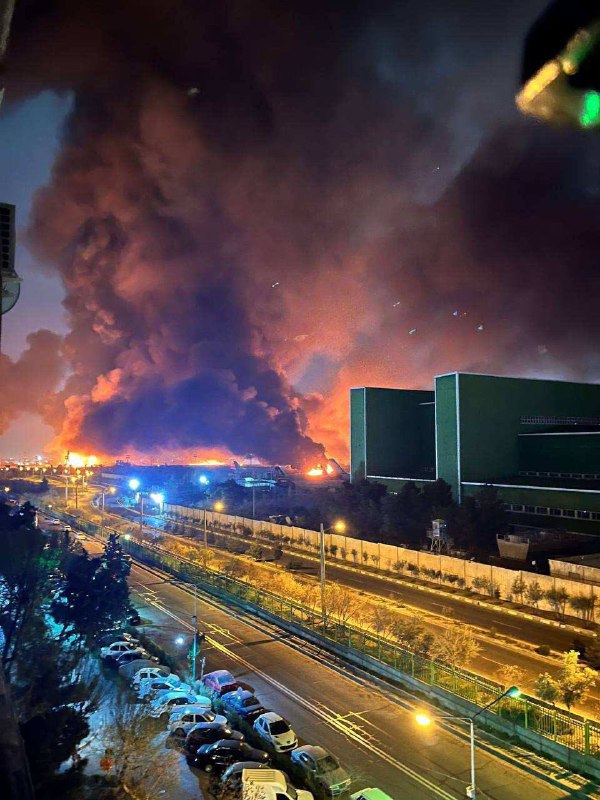 🇺🇸💥🇮🇷德黑兰遭遇大规模袭击：机场起火及弹药库爆炸▪️视频和照片显示，伊朗首都的梅赫拉巴德国际机场遭到大规模空袭，机场内出现火情