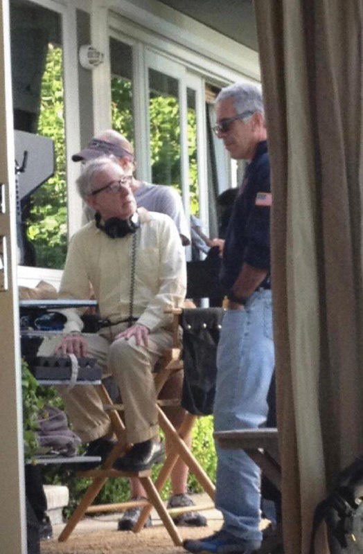 民主党人公布了爱泼斯坦档案中的新一批照片：照片中包括特朗普、班农、克林顿、盖茨和伍迪·艾伦