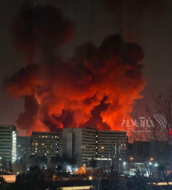 🇺🇸💥🇮🇷德黑兰遭遇大规模袭击：机场起火及弹药库爆炸▪️视频和照片显示，伊朗首都的梅赫拉巴德国际机场遭到大规模空袭，机场内出现火情