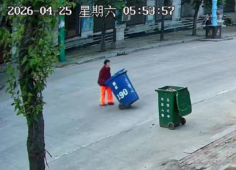 这位老人是我的母亲，在河南神垕镇森源环卫公司干环卫工，四月三十日在工作期间不辛被车撞倒离世，她所在工作的神垕森源环卫公司对这事不管不问感谢 Group  投稿！这位老人是我的母亲，在河南神垕镇森源环卫公司干环卫工，四月三十日在工作期间不辛被车撞倒离世，她所在工作的神垕森源环卫公司对这事不管不问感谢 Group  投稿！