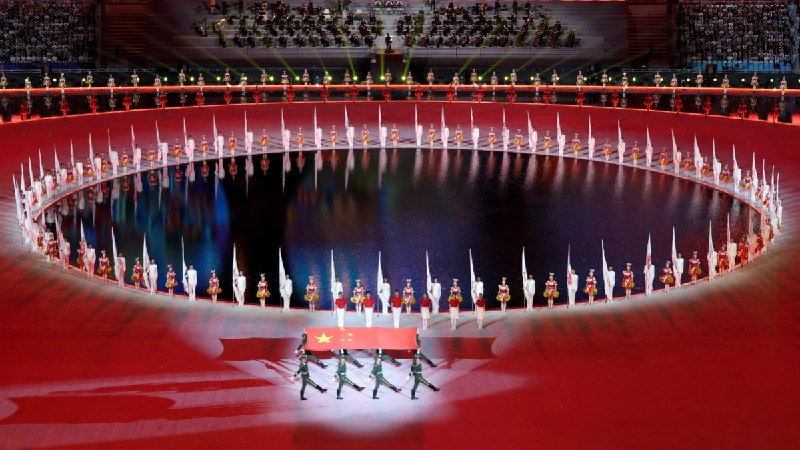 中国全国运动会开幕式的盛况丝毫不逊于奥运会，亮点包括从海底取出火炬、“飞翔”的海豚和敲钟的人形机器人#外国网民感叹太美了，太壮观了，不愧是世界之巅