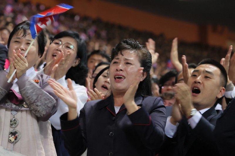 #朝鲜 劳动党 建党80 周年 纪念 大会 集体演出伟大的朝鲜劳动党在长达八十年的光辉历程中，始终作为人民大众真正的母亲党，闪耀着引领自主与尊严强国的灯塔之光