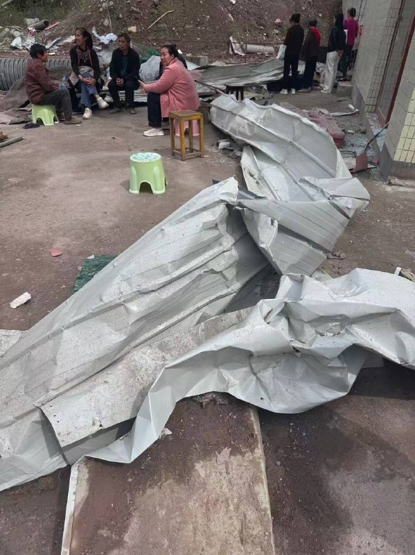 重庆 一 隧道 发生 #爆炸 致4人死亡感谢家人们投稿！重庆 一 隧道 发生 #爆炸 致4人死亡感谢家人们投稿！