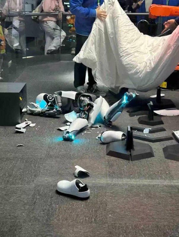 人形机器人工伤3月8日，上海科技馆人形机器人表演时失控，摔倒在地四分五裂