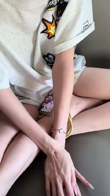 网友爆料，又一名 纯爱战士 倒下了女的应该挺好看，又喜欢脚踩几条船，不过把金主男友得罪了，又得物色下一个凯子了感谢家人们投稿！网友爆料，又一名 纯爱战士 倒下了女的应该挺好看，又喜欢脚踩几条船，不过把金主男友得罪了，又得物色下一个凯子了感谢家人们投稿！