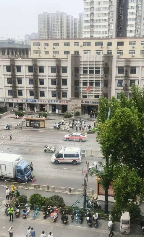6月17日，咸阳人民路北极宫丁字路口车祸感谢 Group  投稿！6月17日，咸阳人民路北极宫丁字路口车祸感谢 Group  投稿！
