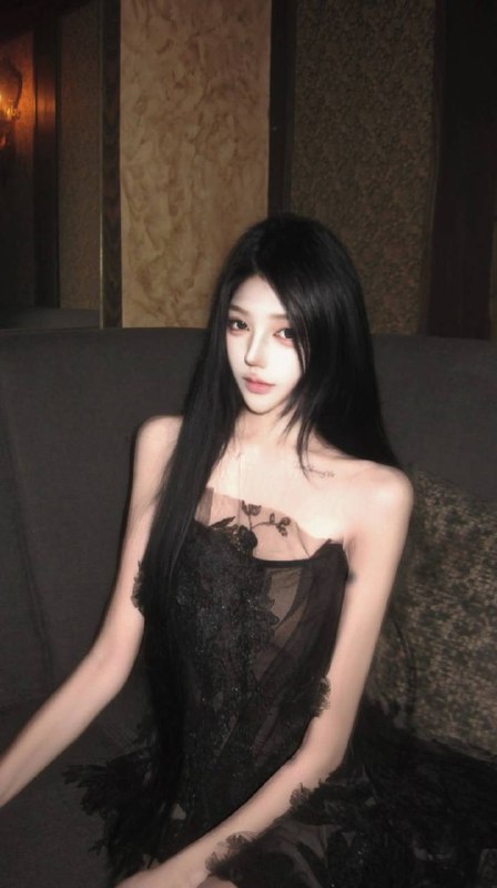 网传曹雨婷（昵称kk3岁）被指“睡了别人男朋友还薅钱”，原女友不满引发冲突，视频中“薅头发”画面疑似冲突现场；同时有网友催债2.58万元，指责其欠债不还、套现