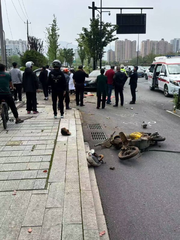 两名大学生倒霉🤯感谢家人们投稿！两名大学生倒霉🤯感谢家人们投稿！