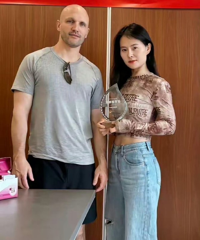 远嫁美国的女网红小易离婚翻车美国男方提出女方需支付70万美元及50个月每月5000刀抚养费声称因随女方回国导致“事业中断”