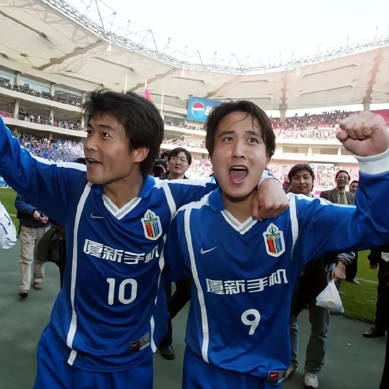截至2026年7月18日15时，前国脚申思掌掴青训小球员事件最新进展如下：1. 家长报警+伤情指控：网传视频显示申思训练中掌掴小球员致其后退险些摔倒，家长称孩子3天内被扇二十余记耳光致脸部淤青，已报警，警方介入调查