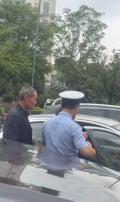 5月15，成都邛崃...宠妾灭妻现场感谢家人们投稿！5月15，成都邛崃...宠妾灭妻现场感谢家人们投稿！