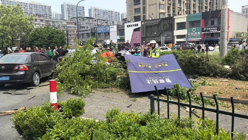 两名大学生倒霉🤯感谢家人们投稿！两名大学生倒霉🤯感谢家人们投稿！