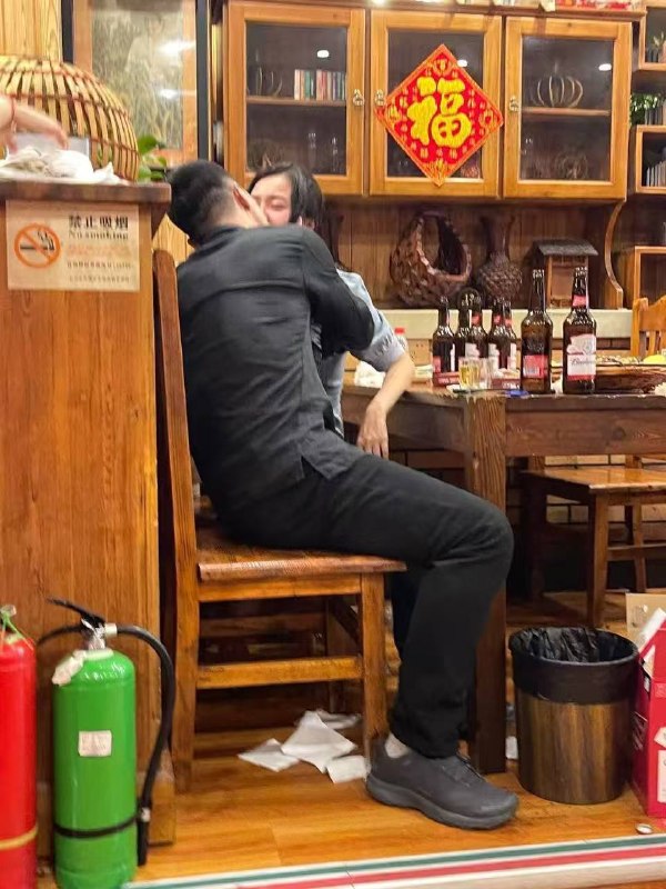 男的要和小三分手，小三当场要和男的在饭店全垒打，遭不住啊感谢家人们投稿！男的要和小三分手，小三当场要和男的在饭店全垒打，遭不住啊感谢家人们投稿！