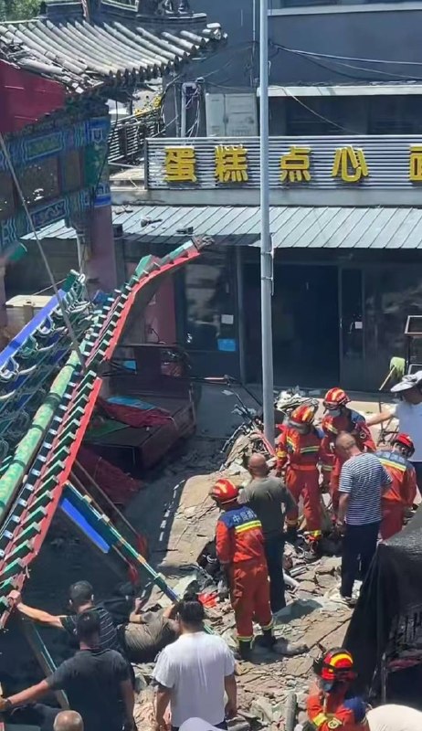 6月27日，山东曲阜通报尼山镇牌坊倒塌事故：2026年6月27日11时47分，曲阜市尼山镇南辛南村仁和大街牌坊顶部构件发生意外脱落，7人受伤送医救治，其中1人经抢救无效死亡