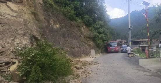 国网山西五寨县内施工发生土方滑落致2死，6月20日17时左右，国网山西省电力有限公司超高压变电公司4名施工人员在五寨县三岔镇塔子会村路段附近进行施工作业过程中被土方掩埋