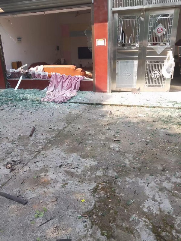 浏阳21死61伤特大爆炸事故：航拍显示，整个厂几乎被炸平，附近村民门窗玻璃遭震坏1、航拍画面，爆炸现场一片废墟2、附近居民看到蘑菇云3、网传家属医院等人4、附近居民的门窗被震坏浏阳特大烟花爆炸事故后，周边村民家中的门窗被冲击波震坏