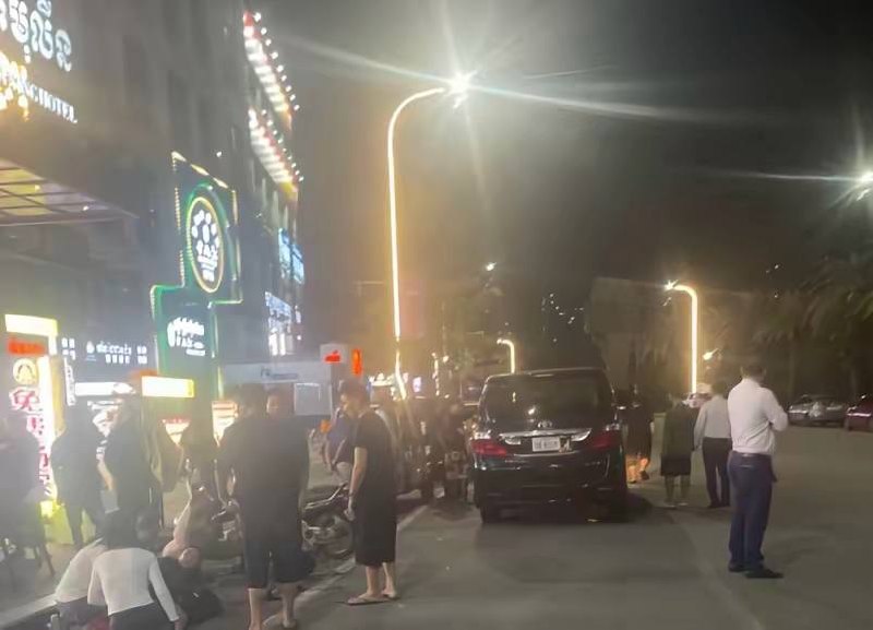 西港凌晨惨剧！中国女子被撞飞5米，不幸身亡柬单网报道，8月6日凌晨4时45分左右，西港第3分区发生一起交通事故，一名中国籍女子被车辆撞伤后，因伤势过重，经抢救无效不幸身亡