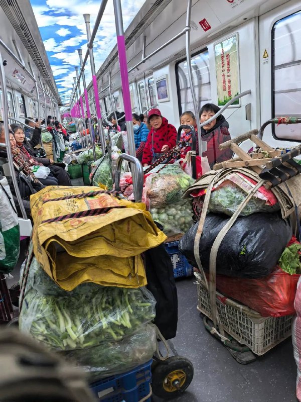 武汉老人每天一早乘坐地铁去卖菜感谢 Group  投稿！