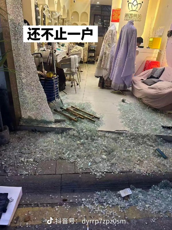 湖南省长沙古潭街强行征收摊位费，每天二三十人戴口罩戴头盔，拿铁棍打杂商铺