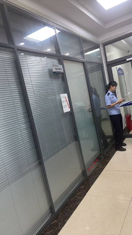 同事老公出轨被带走了 #抓奸感谢家人们投稿！同事老公出轨被带走了 #抓奸感谢家人们投稿！