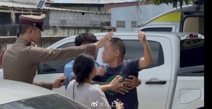 【在泰被杀男子是中国豪华游艇商之子 】8月8日清晨，泰国春武里府梭桃邑县一处公寓内发生持刀杀人案，20岁中国籍男子曹克（Cao Ke，音译）被刺伤胸部等部位当场死亡