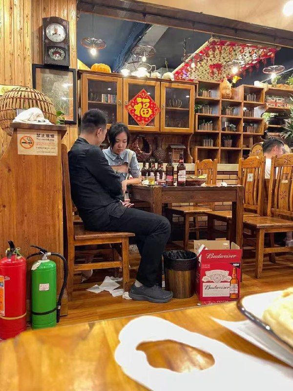 男的要和小三分手，小三当场要和男的在饭店全垒打，遭不住啊感谢家人们投稿！男的要和小三分手，小三当场要和男的在饭店全垒打，遭不住啊感谢家人们投稿！