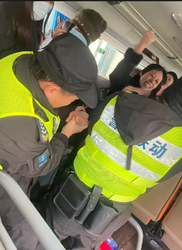 期间，海银暴雷受害者不甘受辱，拒绝被强制送往接待所（黑监狱），进行了激烈反抗#海银 #暴雷 #维权感谢家人们投稿！期间，海银暴雷受害者不甘受辱，拒绝被强制送往接待所（黑监狱），进行了激烈反抗#海银 #暴雷 #维权感谢家人们投稿！