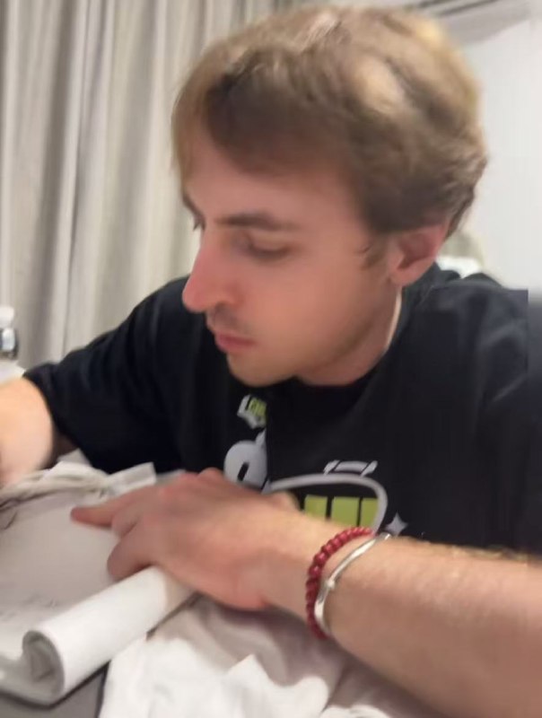 倒霉的上海白男mike刚玩抖音三周，却成了“王水牛”的继任者，王水牛塌房后无数女网友涌入mike的评论区“求赐名”，同时还跟来了一群男网友进行嘲讽谩骂