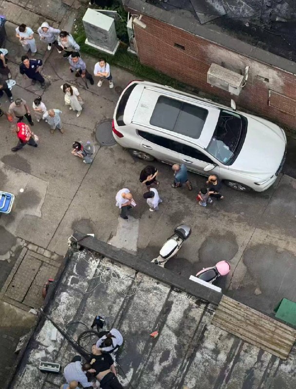 5月28日，湖北武汉惠民苑小区，一男子跳楼身亡感谢 Group  投稿！5月28日，湖北武汉惠民苑小区，一男子跳楼身亡感谢 Group  投稿！