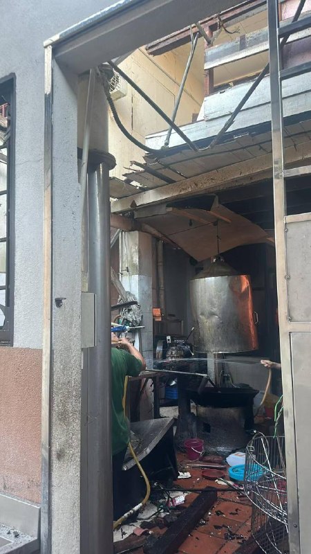 海墘一间住家厨房的压力锅突然发生爆炸，导致厨房损毁！感谢家人们投稿！海墘一间住家厨房的压力锅突然发生爆炸，导致厨房损毁！感谢家人们投稿！