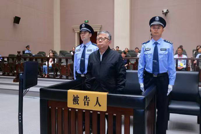 杨有林受贿超22亿元，杨有林一审被判死刑南京经济技术开发区管委会原常务副主任杨有林受贿、贪污、行贿、挪用公款、滥用职权、洗钱案一审宣判死刑，非法收受财物共计折合人民币22.14亿余元