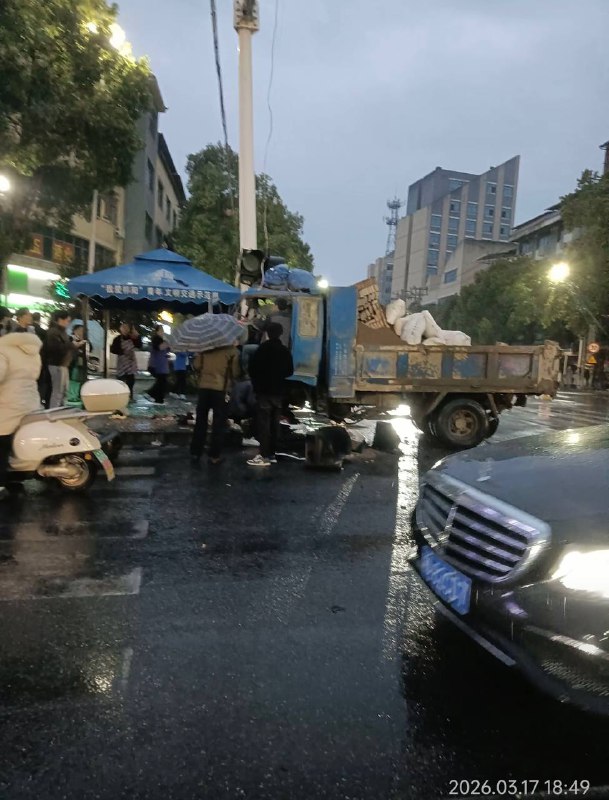 3月17日晚，湖南祁阳盘龙路红绿灯，货车撞向带小孩电动车，小孩当场死亡！感谢 Group  投稿！3月17日晚，湖南祁阳盘龙路红绿灯，货车撞向带小孩电动车，小孩当场死亡！感谢 Group  投稿！