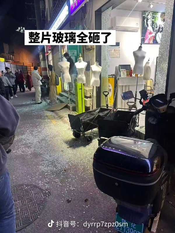 湖南省长沙古潭街强行征收摊位费，每天二三十人戴口罩戴头盔，拿铁棍打杂商铺